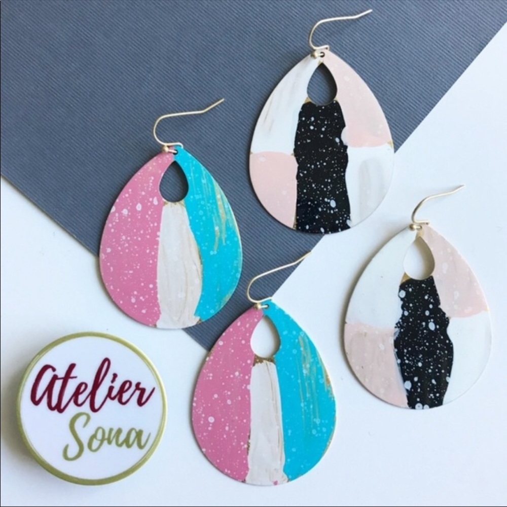 METALLIC TEAR DROP EARRINGS